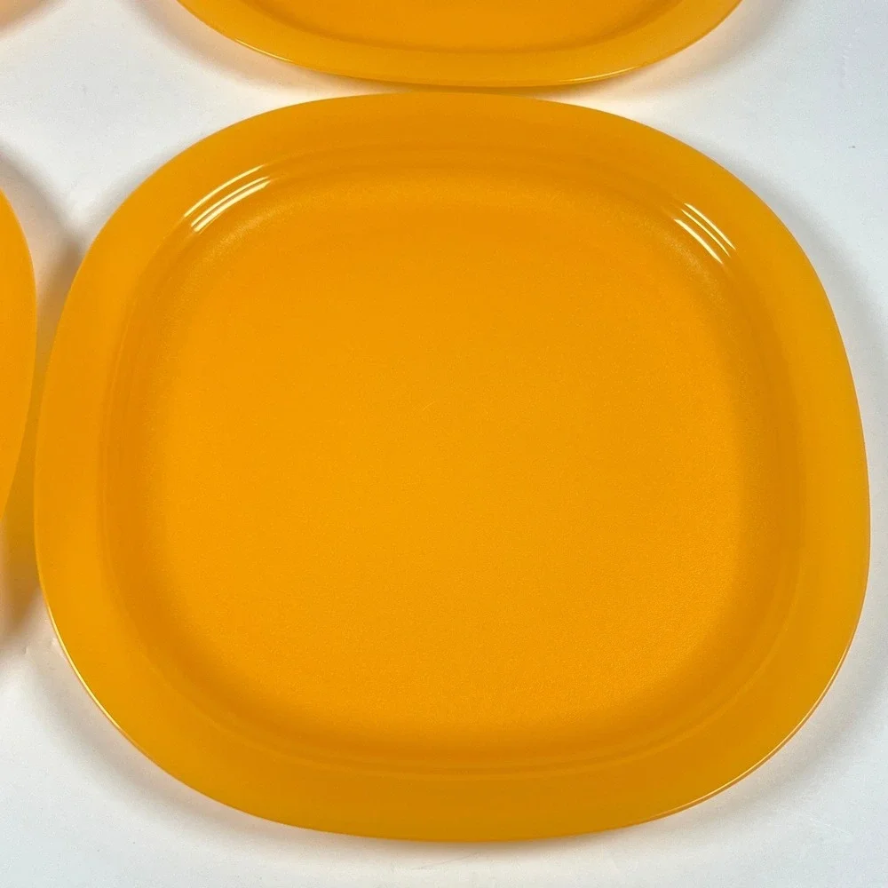 NEW Tupperware Microwave Reheatable Luncheon Plates Orange  9.5 inch Set of 4